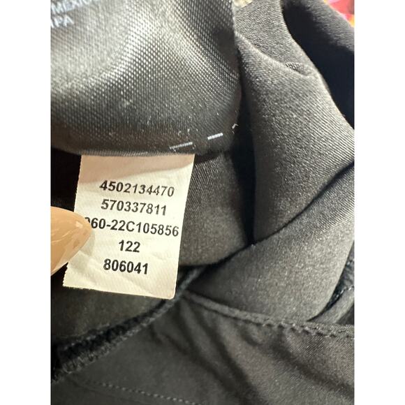 Chicos Women Black Pull On Stretch Cropped Pants Size 12 Comfort Casual UPF Snap - Picture 8 of 8